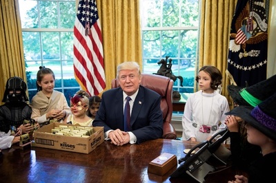 トランプ米大統領、担当記者の子どもたちを招待 お菓子振る舞う