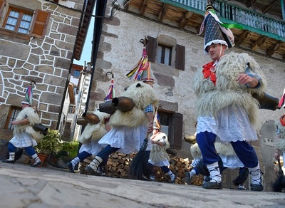 仮装姿の村人がパレード、スペイン北部の謝肉祭