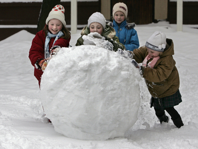 黄ばんで腐敗臭のする雪、当局は無害と発表 - ロシア