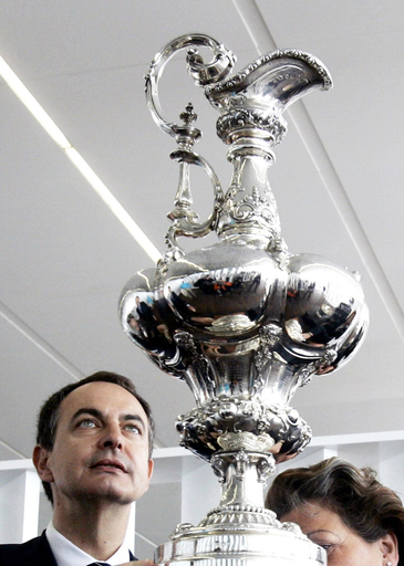 ＜ルイ・ヴィトン・カップ＞開幕を控えるバレンシアでアメリカズカップ優勝トロフィーが展示される - スペイン