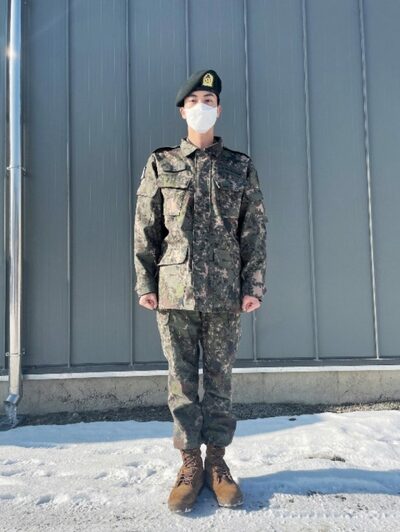 韓国陸軍のBTS・JIN、自ら近況公開「楽しく生活しています」