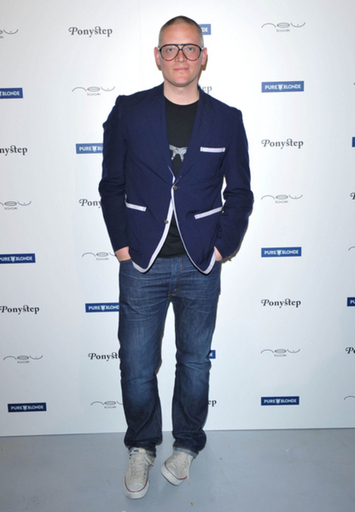 ジャイルズ・ディーコン、「エマニュエル・ウンガロ」を辞任