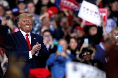 選挙集会中に弾劾訴追、「楽しい時間」とトランプ氏