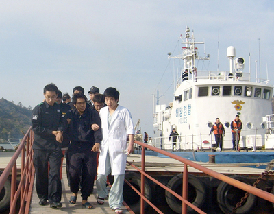 韓国沖タンカー沈没事故、行方不明者の生存絶望か