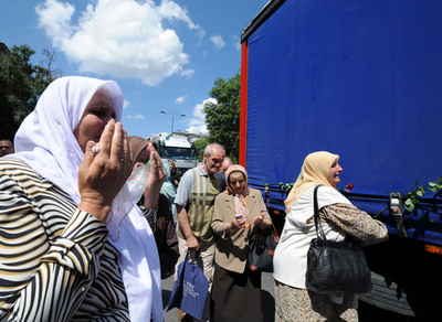 スレブレニツァ虐殺の犠牲者307人を慰霊碑に埋葬