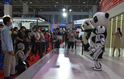 パンダロボットや「そっくり」アンドロイドが登場 北京で世界ロボット大会