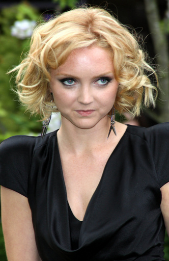 リリー・コールが“天然ゴム”製のジュエリーコレクションを展開