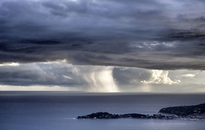 海面にそびえる水柱、南仏ニース沖で海上竜巻