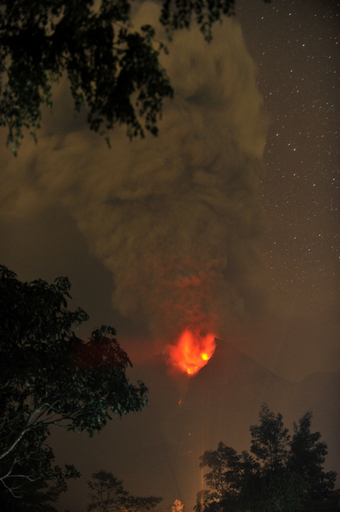 ムラピ山、5日の噴火で80人が死亡 死者計117人に