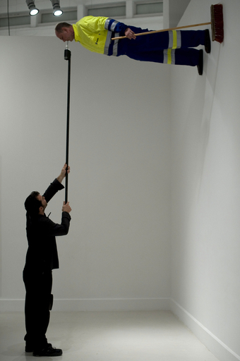 「壁に立つ男」独アーティストが実演