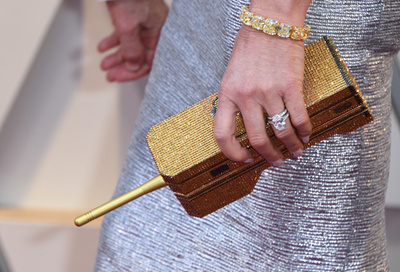 【今日の1枚】セレブの手元に懐かしい携帯電話？