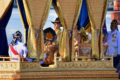 タイ国王が水上パレード、戴冠祝う最後の行事に市民が歓声