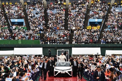 長崎訪問のフランシスコ教皇、野球場でミサ 3万人参列