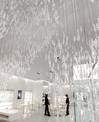 きらきらクリスタルに囲まれてお茶をどうぞ、「銀座スワロフスキーカフェ」