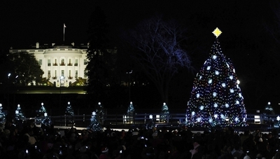 米ホワイトハウスのクリスマス、新しいツリーが点灯