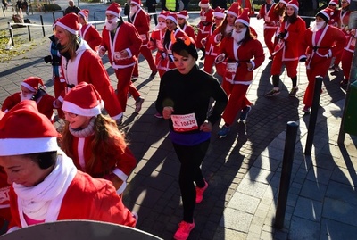 スロバキアで「サンタ強盗」御用 90代女性から現金など盗む