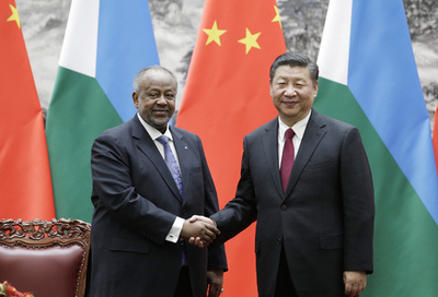 中国主席、ジブチ大統領と会談 中国軍初の海外基地開設国