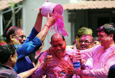 笑顔も色鮮やか、ヒンズー教の春祭り「ホーリー」