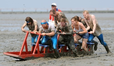 体は泥まみれでも心は清く、ドイツで干潟そりレース