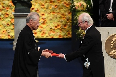 本庶さん、ノーベル賞授賞式に和服姿で出席