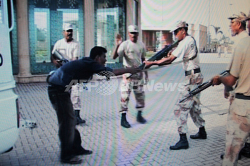 命乞いする男性を兵士が射殺 映像がテレビに パキスタン 写真7枚 ファッション ニュースならmode Press Powered By Afpbb News