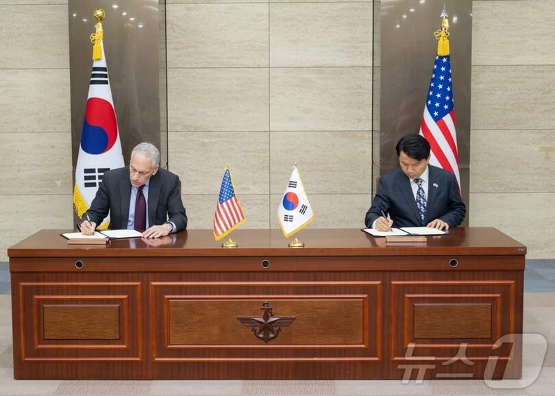 11日、ソウルの国防省大会議室で開かれた第6回韓米核協議グループ会合で、「韓米NCG保安指針」に署名する韓米双方の代表＝国防省提供(c)news1