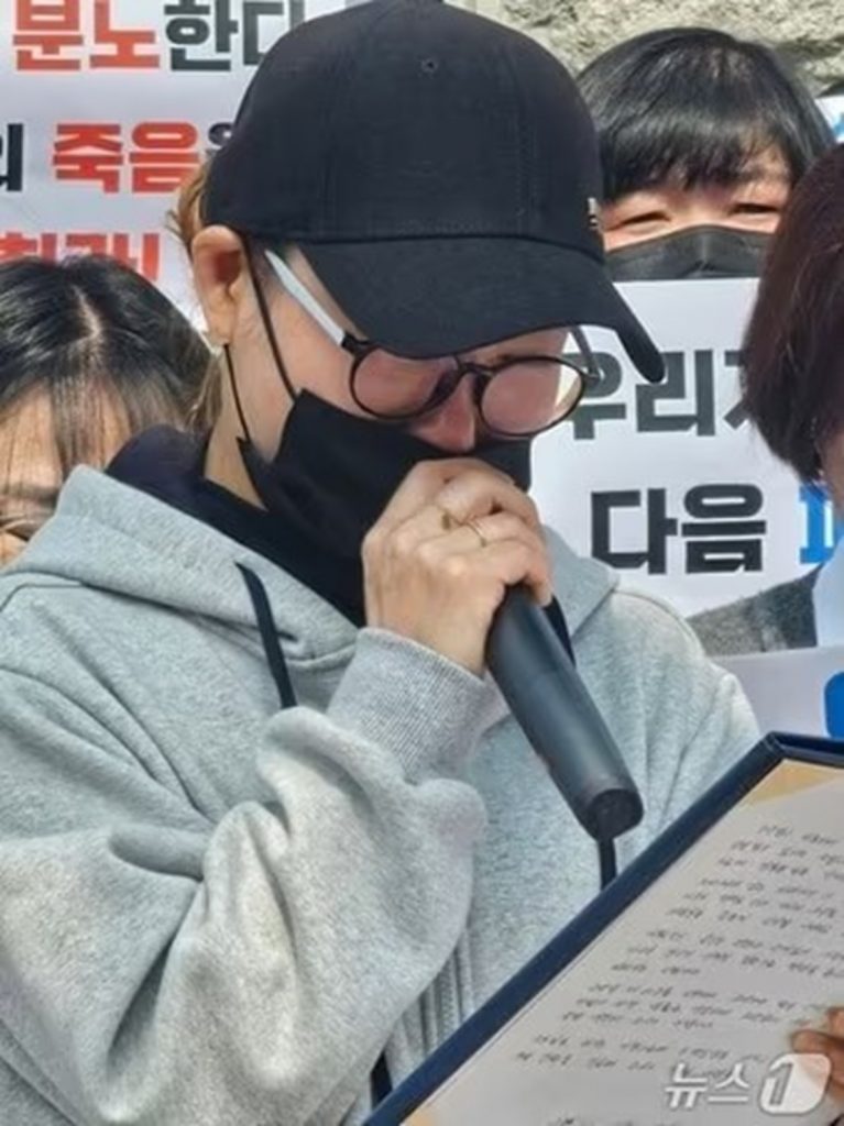 4月10日、昌原地裁晋州支院の前で娘に宛てた手紙を読む被害女性の母親(c)news1