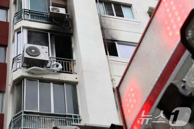 火災で室内が黒く焼けたソウル市江南区狎鴎亭洞の漢陽マンション(c)news1
