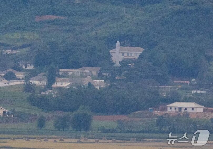 韓国京畿道坡州市の烏頭山統一展望台から、北朝鮮・黄海北道開豊郡の国境地域にある金日成史跡館が見えている(c)news1