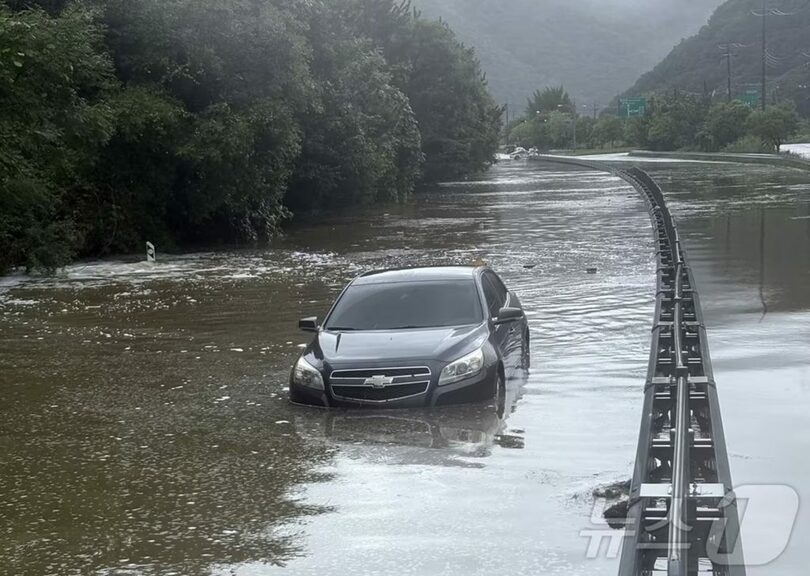 豪雨に見舞われた31日午前9時43分ごろ、全羅北道高敞郡雅山面の道路で乗用車が浸水した様子＝全羅北道消防提供(c)news1