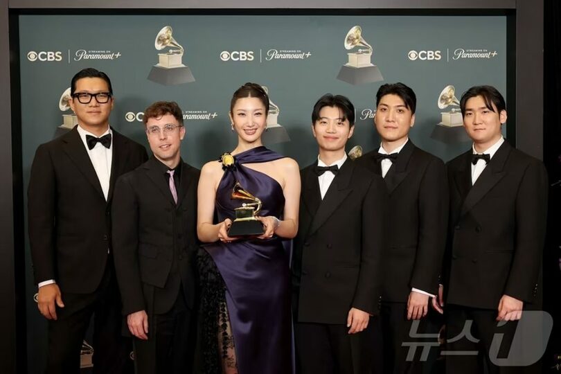 第68回グラミー賞授賞式でポーズを取るEJAE（写真中央）と作曲・作詞チーム(c)news1