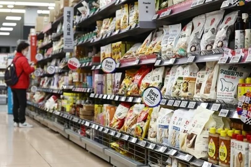 ソウル市内の大型マートに並ぶ小麦粉(c)news1