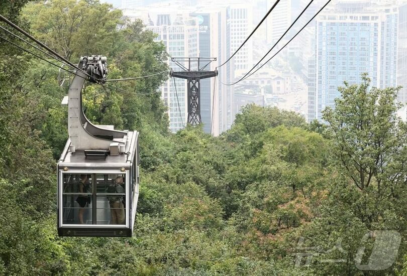 南山タワーで運行するケーブルカー(c)news1