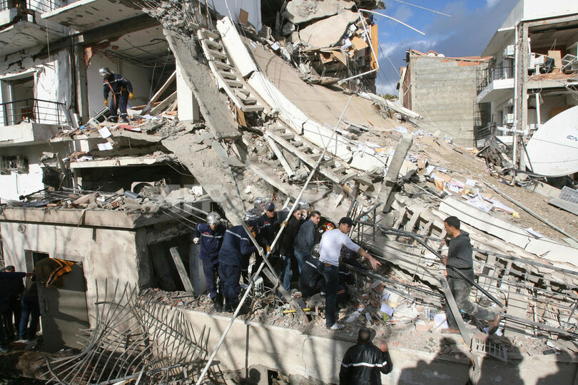 アルジェリアで連続爆発、死者62人