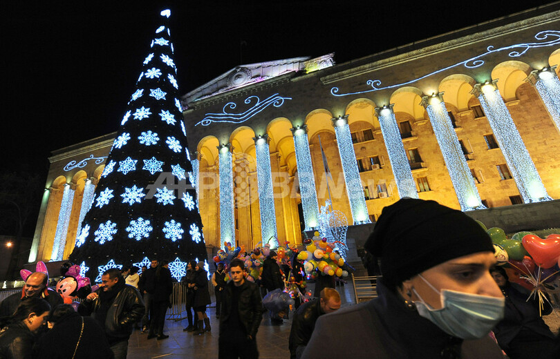 ライトアップされるグルジア議会とクリスマスツリー