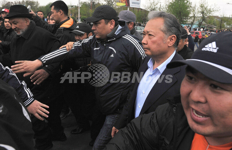 キルギス政変、大統領派集会で発砲 緊張走る