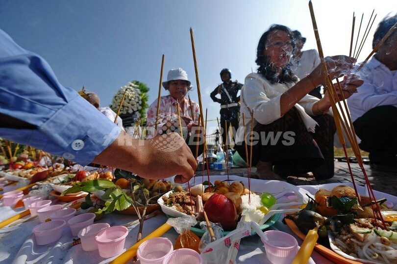 カンボジアで将棋倒し事故の追悼式、死者は347人に訂正