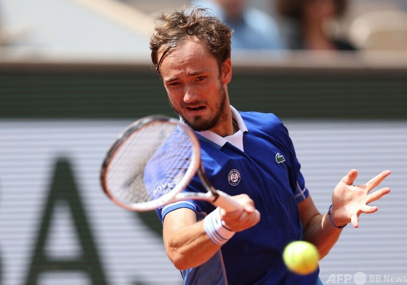 チチパス、再び苦戦も全仏OP3回戦へ メドベージェフは快勝