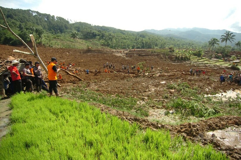 インドネシアで土砂崩れ 5人死亡、15人行方不明