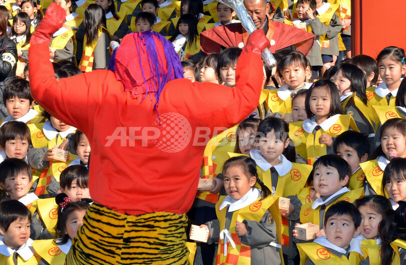 福は内！浅草寺で幼稚園児らが豆まき