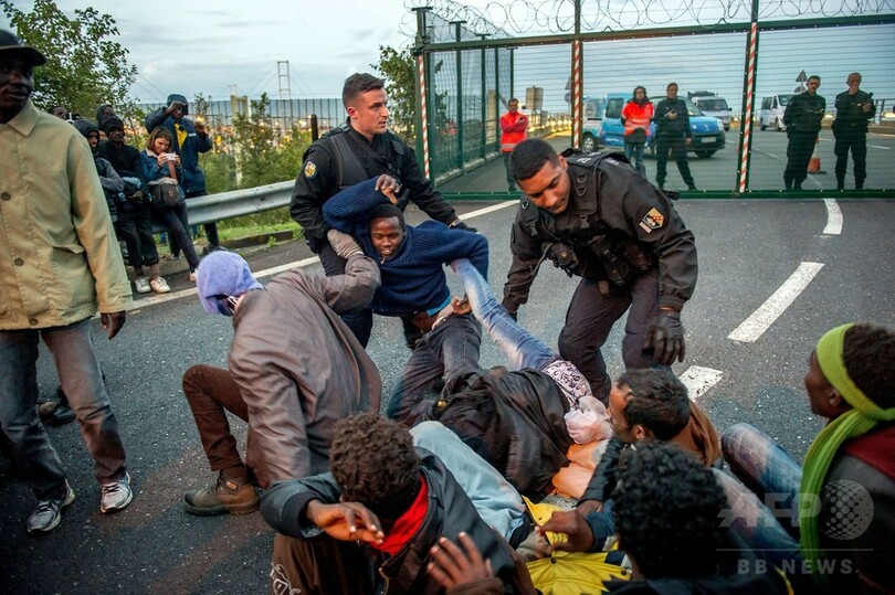 英仏海峡トンネルに難民殺到続く、200人を阻止 フランス