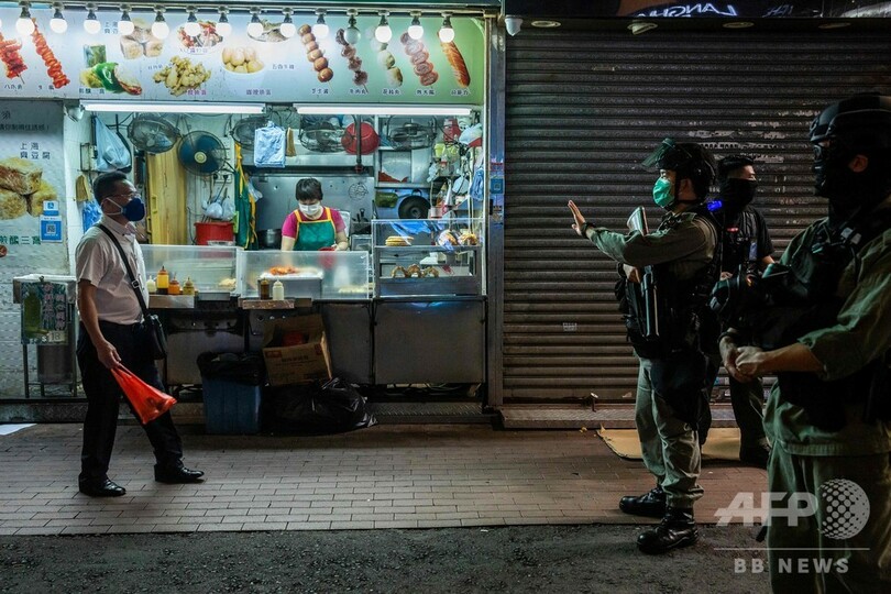 香港警察、報道陣に「息ができない」と叫んだ警官をけん責