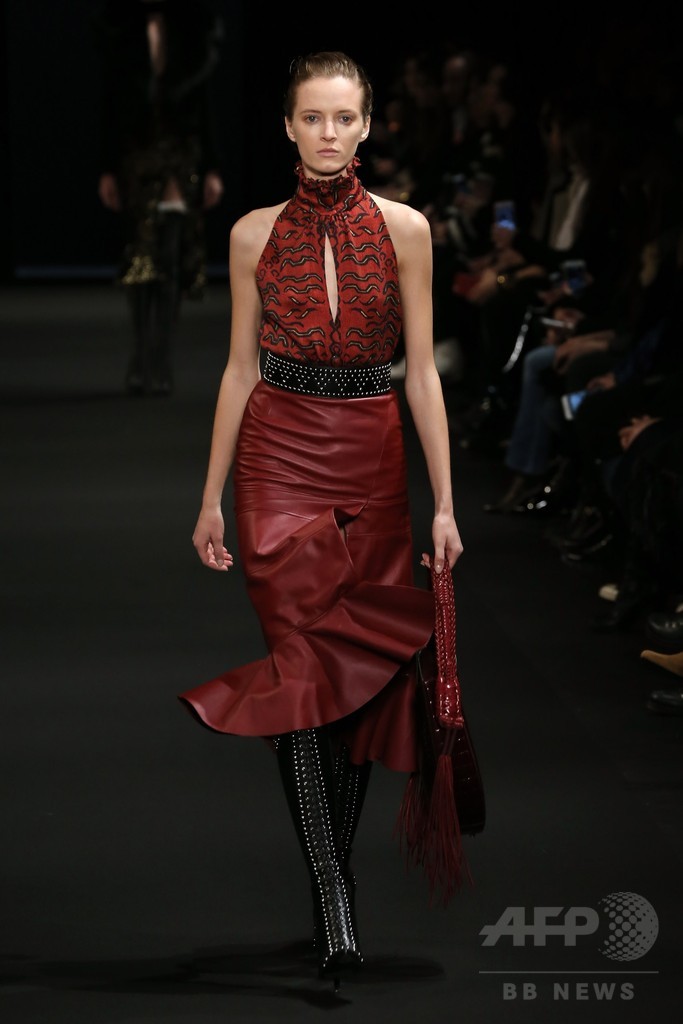 初のハンドバッグコレクションもお披露目、「アルチュザラ」15/16年秋冬