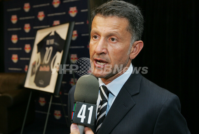 クラウディオ・レイナが現役引退を発表