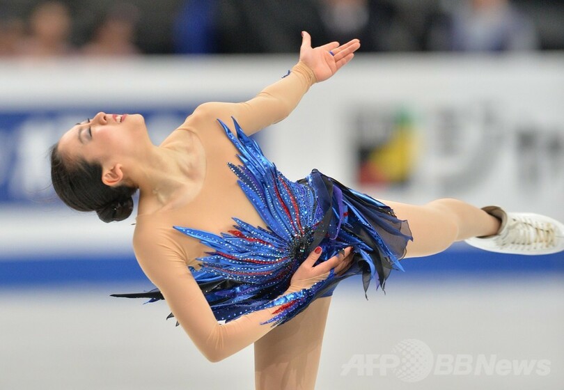 女子シングルで優勝した浅田真央、世界フィギュア 
