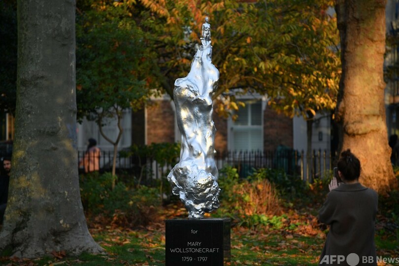 英フェミニスト思想家の記念像、ヌードデザインが物議