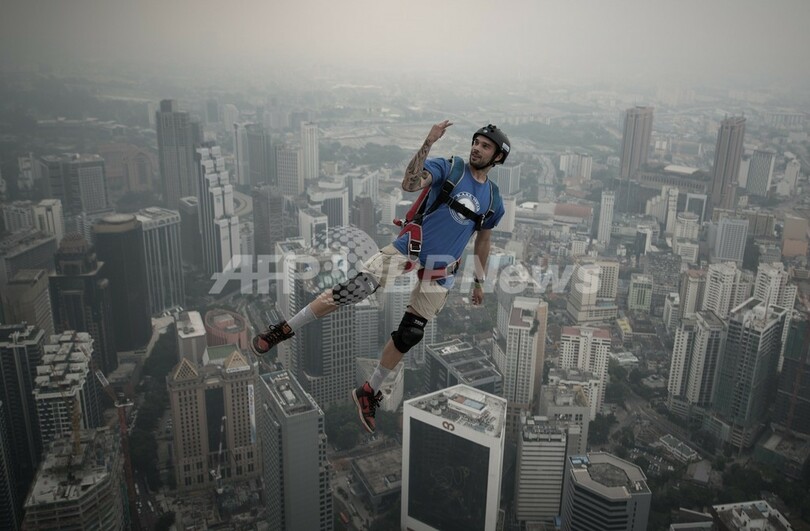 高さ300メートルから急降下！ベースジャンプ世界大会 マレーシア