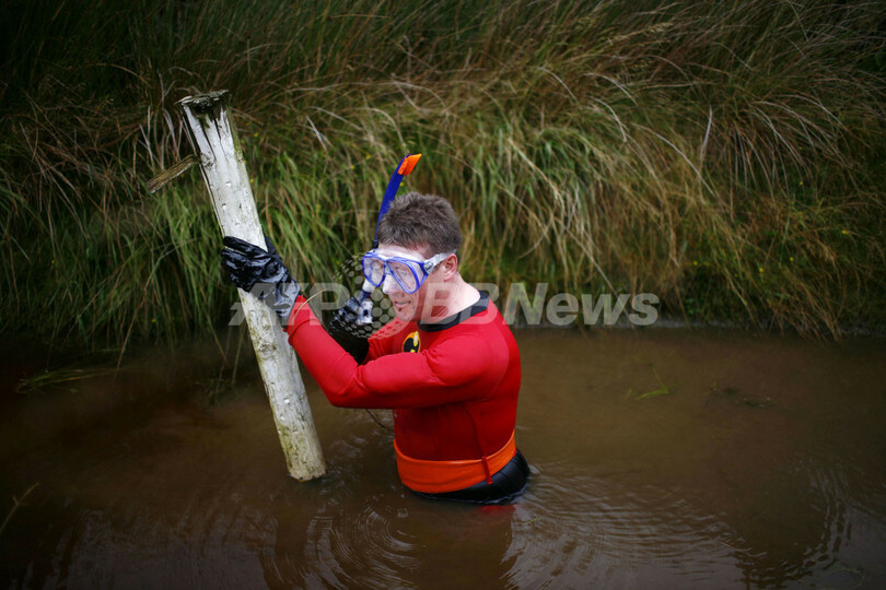 ドロヌマも楽し? 世界泥沼シュノーケリング大会