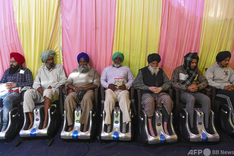 【今日の1枚】英気は足元から、インドの抗議デモ