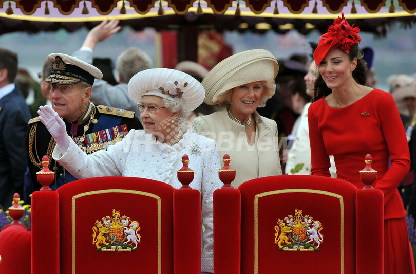 英女王即位60年、テムズ川で壮麗な水上パレード